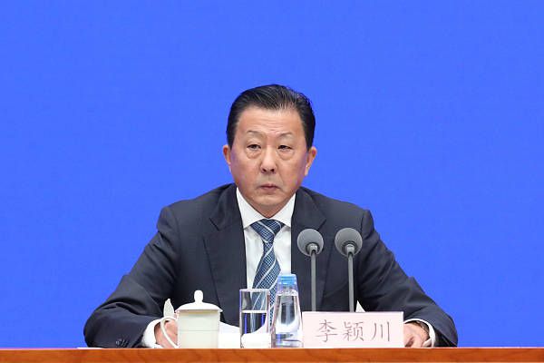 下半场，公牛进攻端哑火，步行者三分3连击轰出16-4的攻击波一举将分差拉开到20分以上，但此后却突然断电，公牛轰出30-6的进攻狂潮反超比分，步行者及时回暖完成16-2重获两位数优势，公牛苦苦追赶无果，最终，步行者120-104击败公牛，客场过关。